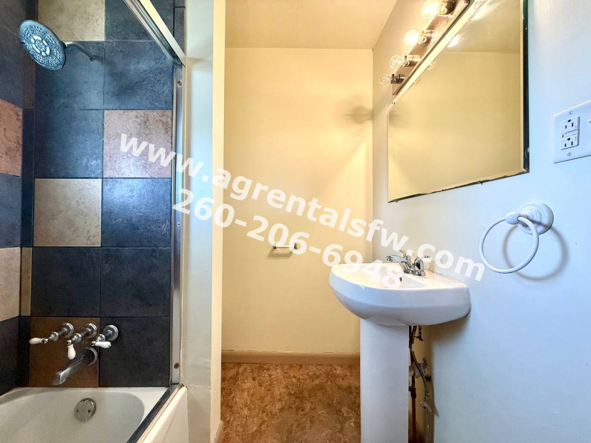 House for rent at 4018 S Clinton St, Fort Wayne, IN 46806