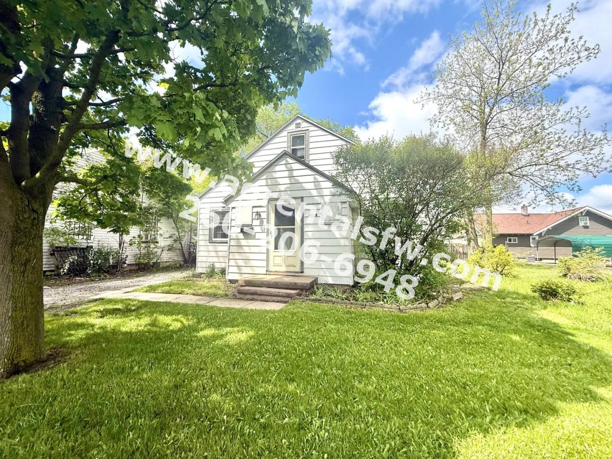 House for rent at 4018 S Clinton St, Fort Wayne, IN 46806