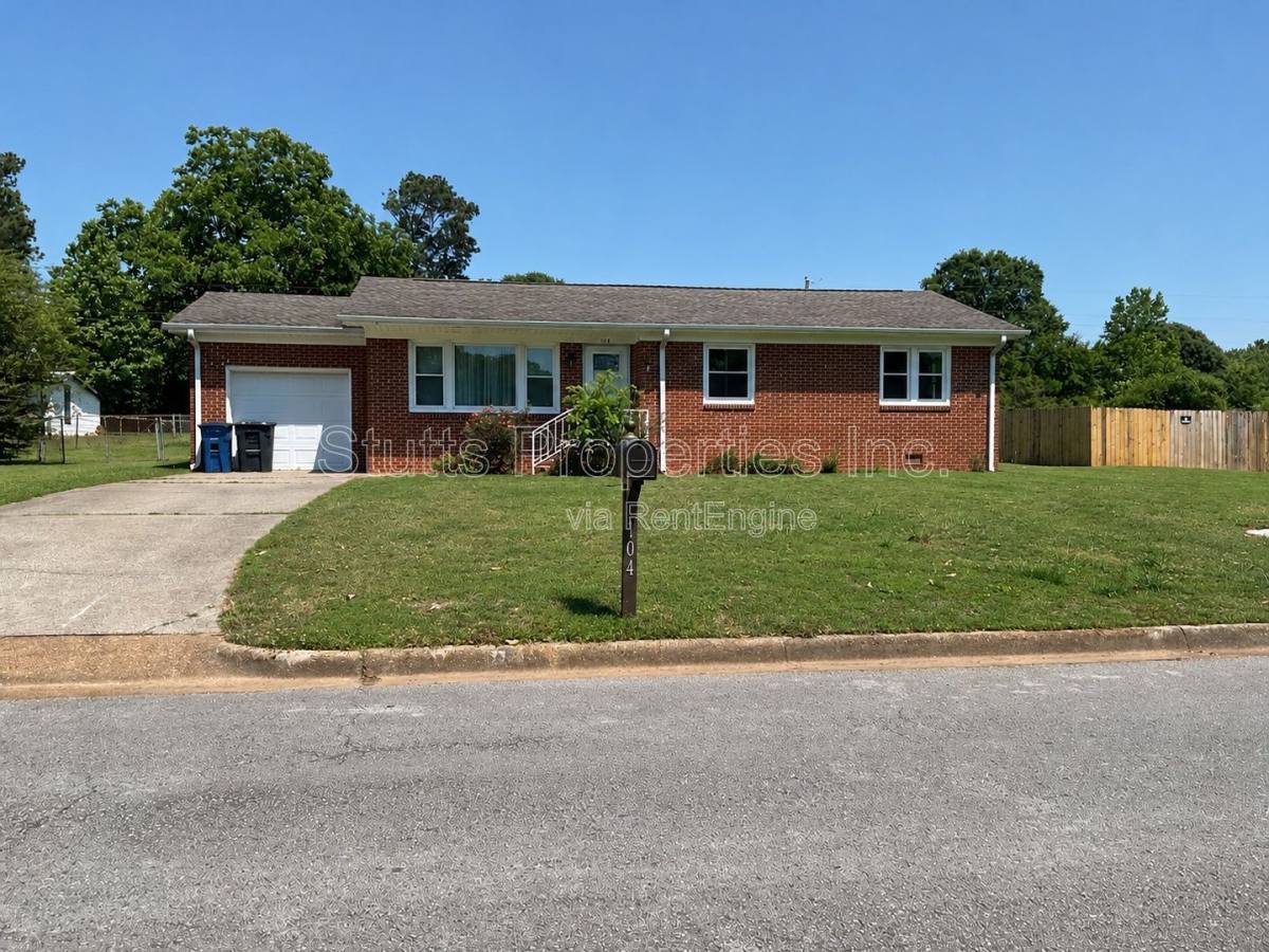 House for rent at 104 Camellia Dr, Florence, AL 35633