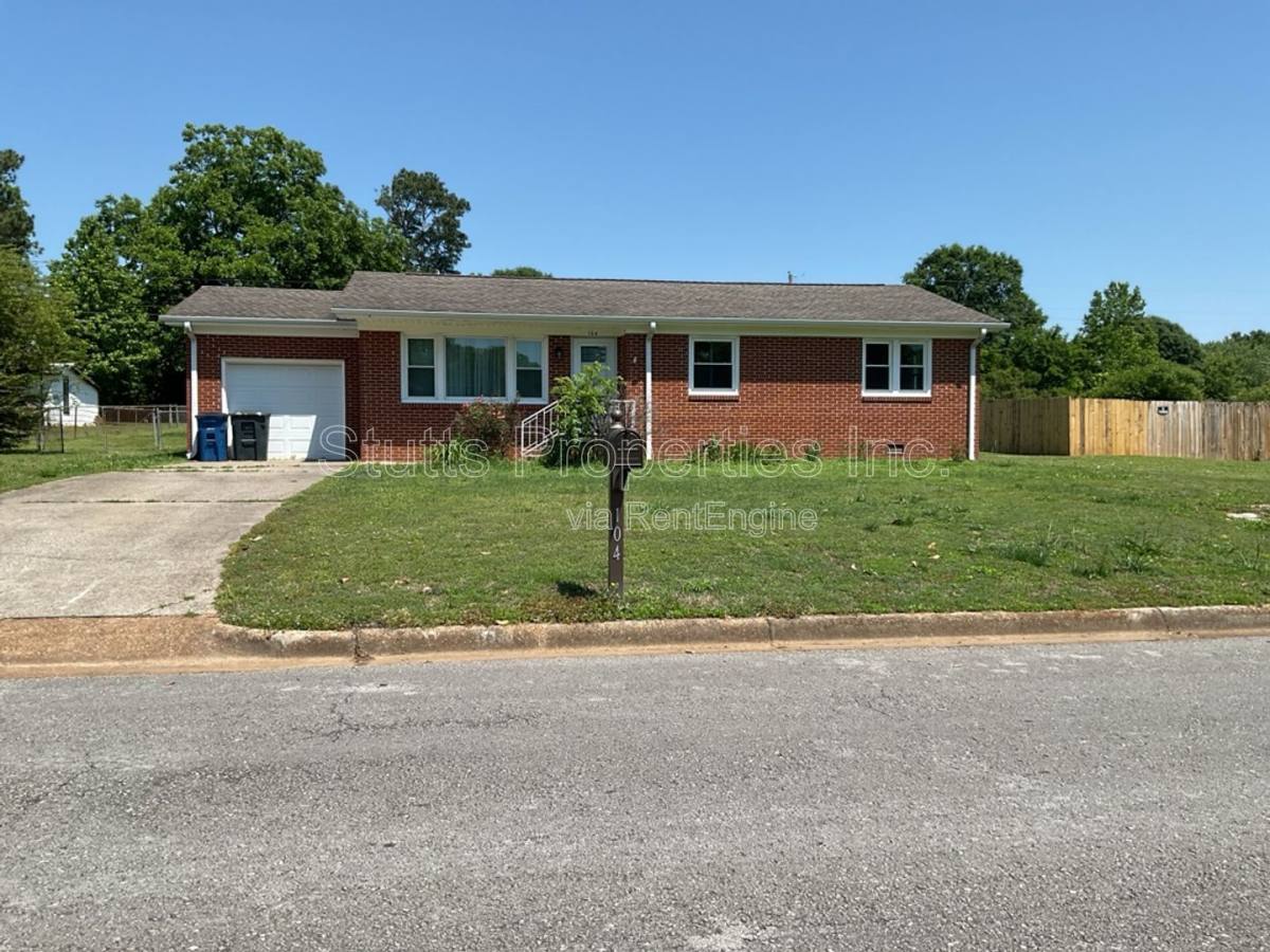 House for rent at 104 Camellia Dr, Florence, AL 35633
