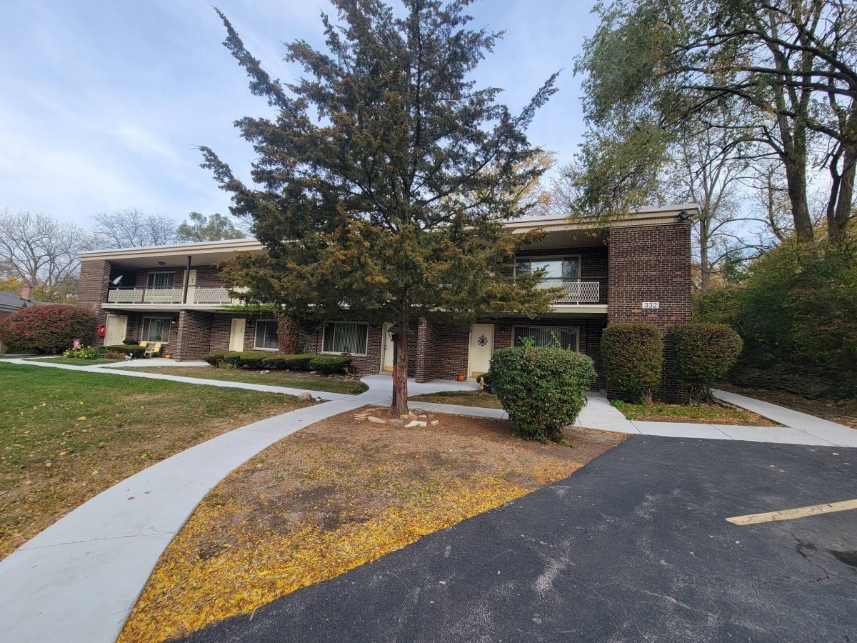 Apartment for rent at 336 Pennsylvania Ave #7, Glen Ellyn, IL 60137