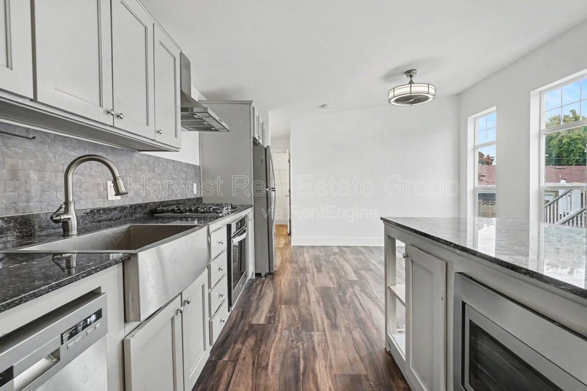 Townhouse for rent at 33158 7th St, Union City, CA 94587