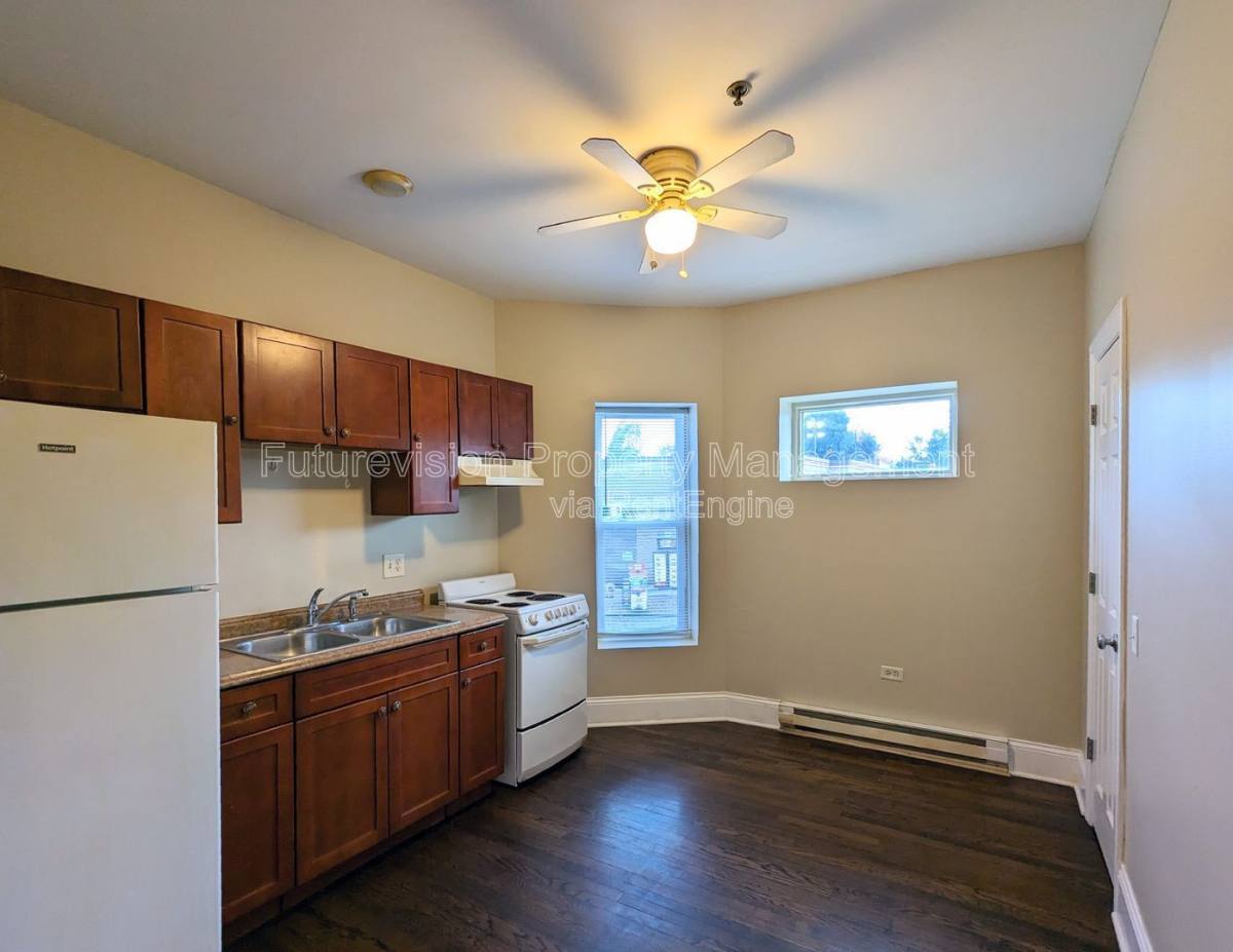 Apartment for rent at 112 N Center St #6, Joliet, IL 60435