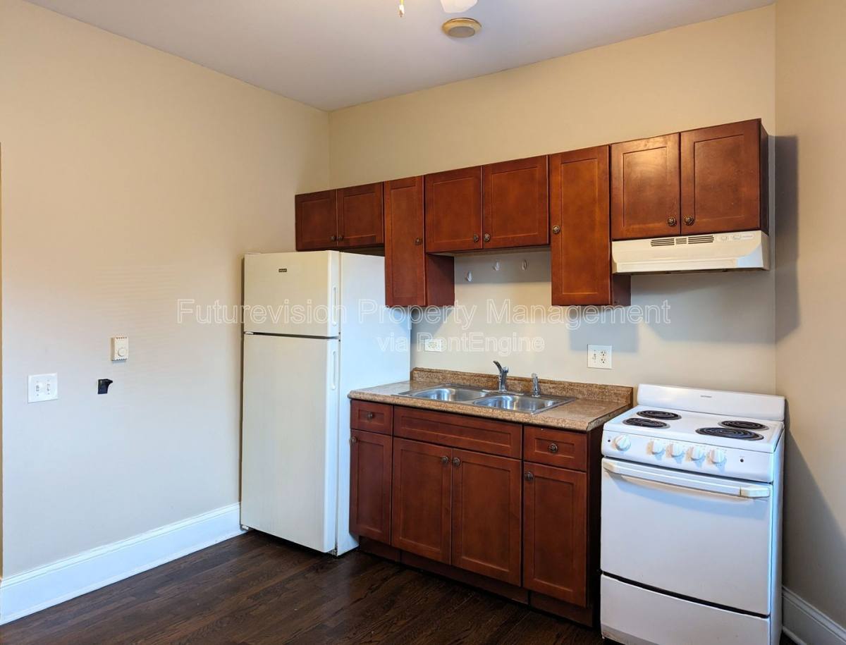 Apartment for rent at 112 N Center St #6, Joliet, IL 60435