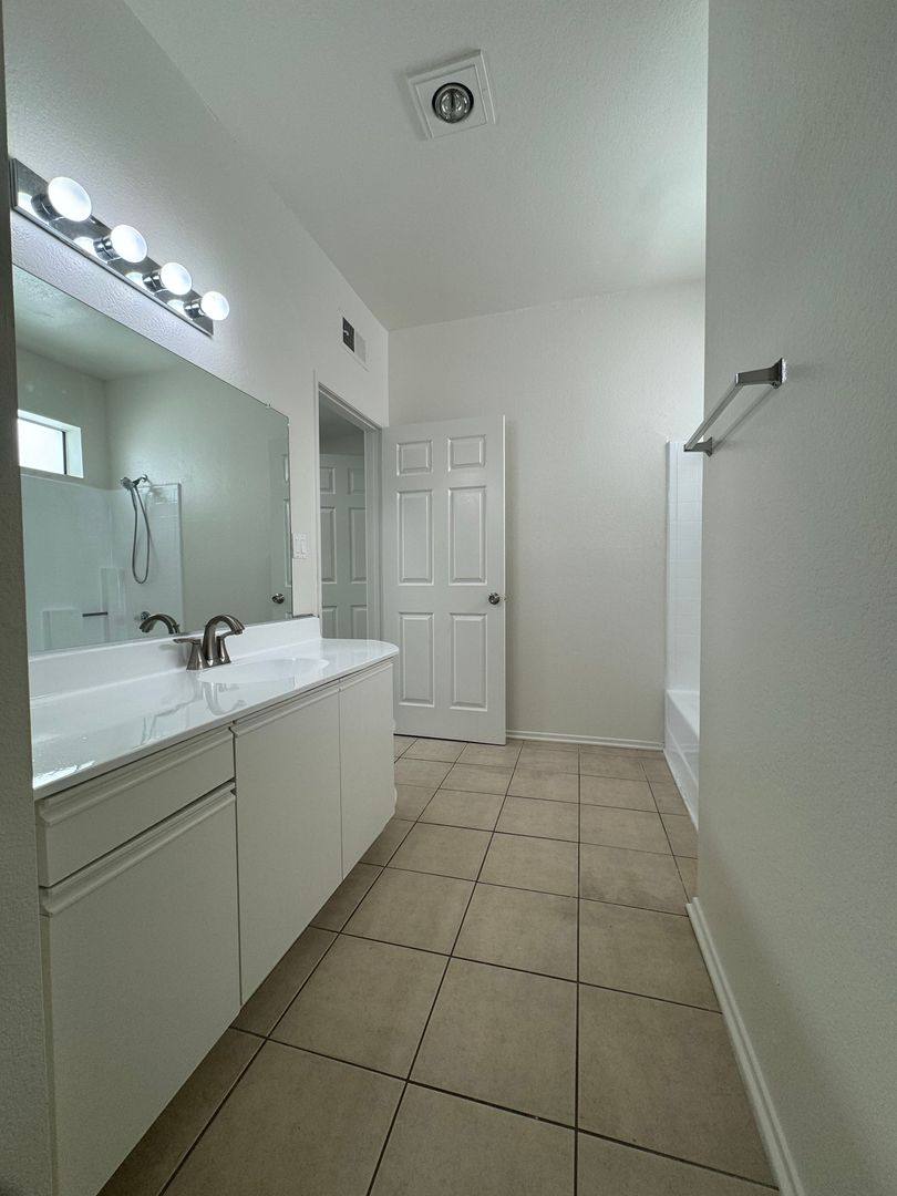 Apartment for rent at 4343 Whitsett Ave, Studio City, CA 91604