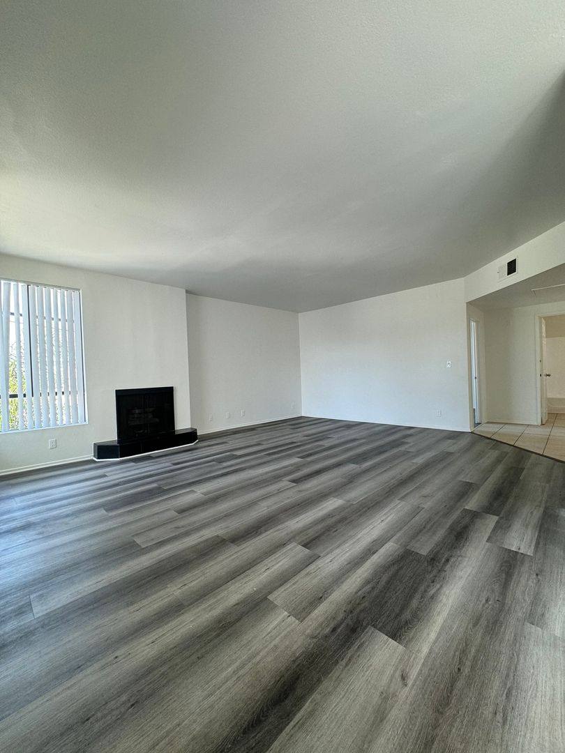 Apartment for rent at 4343 Whitsett Ave, Studio City, CA 91604