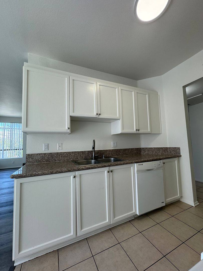 Apartment for rent at 4343 Whitsett Ave, Studio City, CA 91604