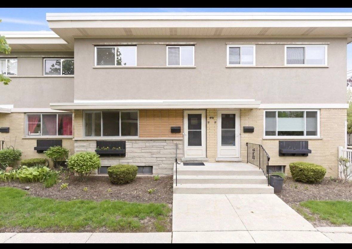 Townhouse for rent at 614 S Milwaukee Ave, Libertyville, IL 60048