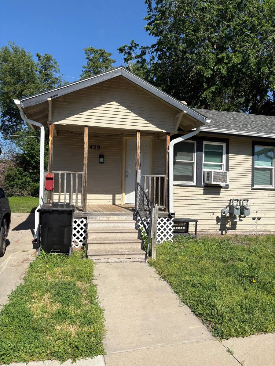 Townhouse for rent at 425 Baker St, Salina, KS 67401