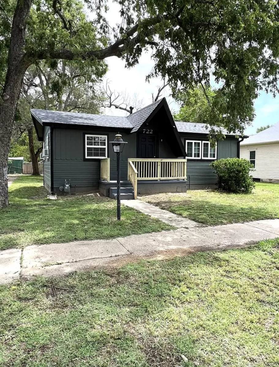 House for rent at 722 N 8th St, Salina, KS 67401
