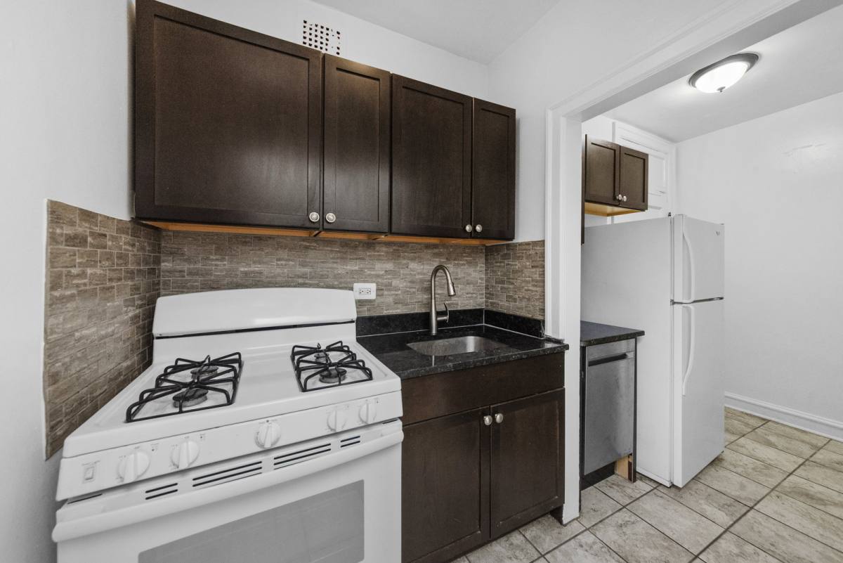 Apartment for rent at 1361 W Estes Ave, Chicago, IL 60626