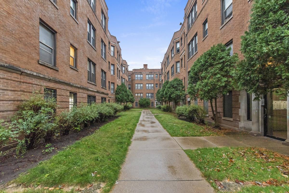 Apartment for rent at 1361 W Estes Ave, Chicago, IL 60626