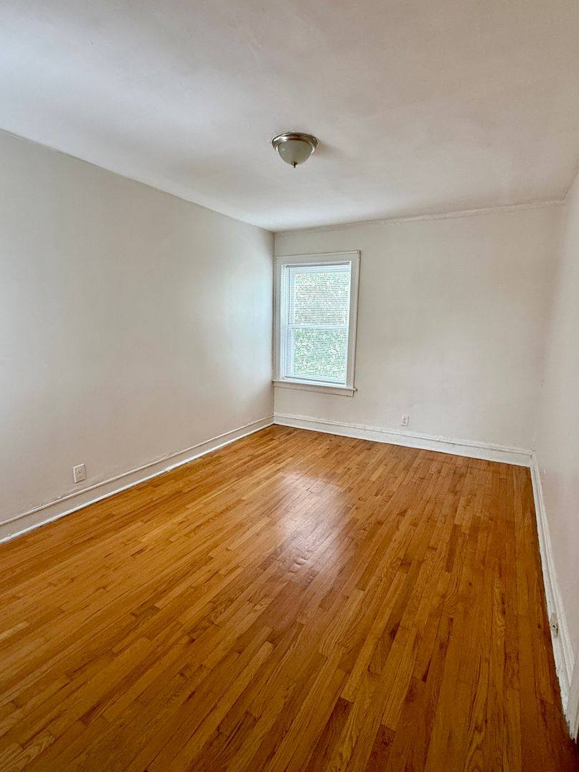 Apartment for rent at 212 E 71st St, Chicago, IL 60619