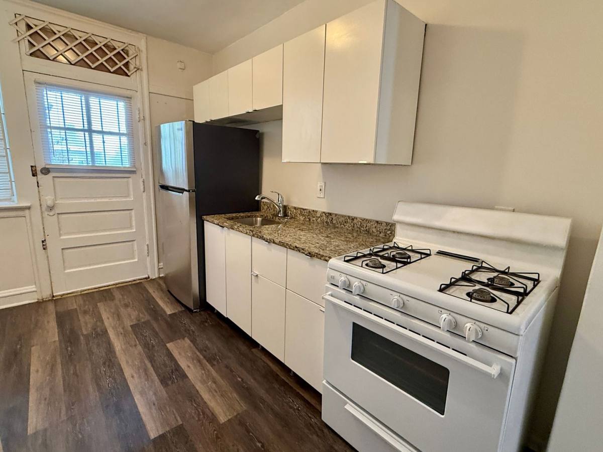 Apartment for rent at 212 E 71st St, Chicago, IL 60619
