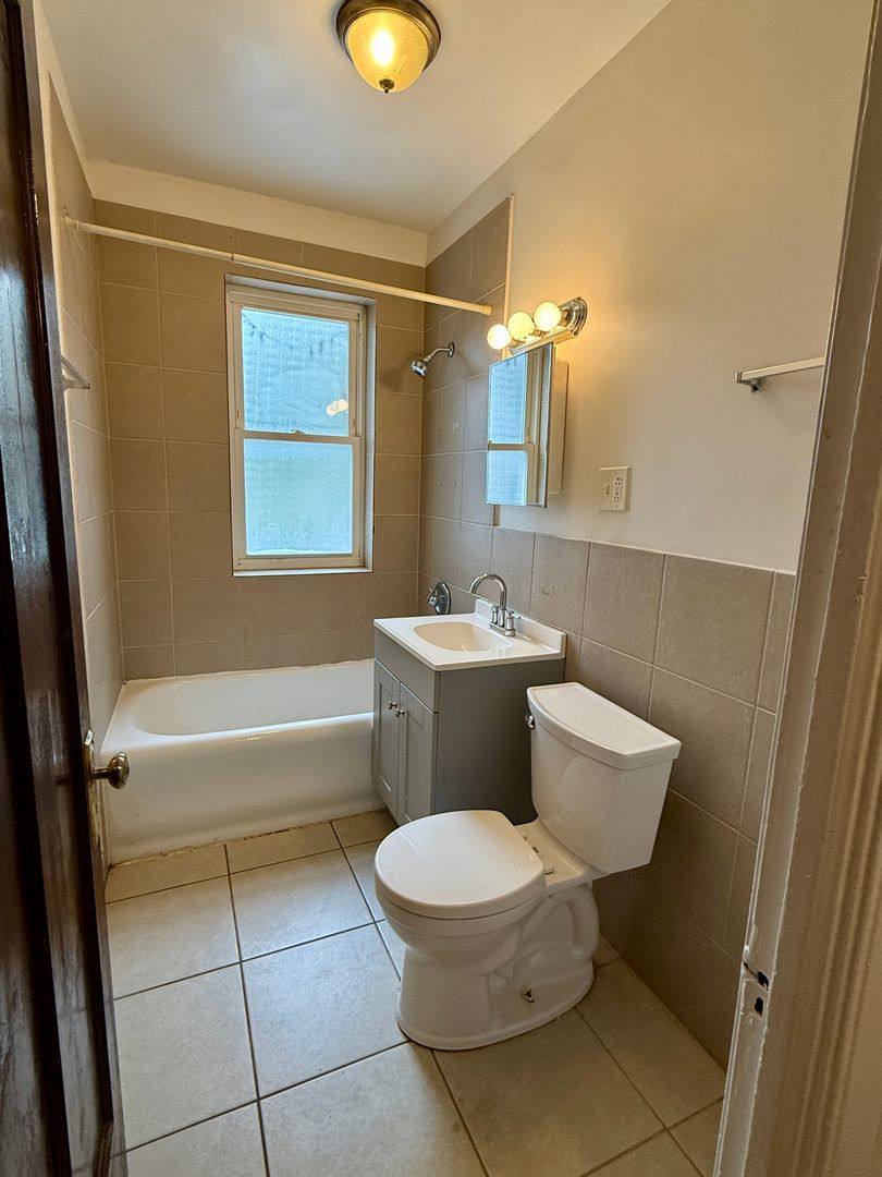 Apartment for rent at 212 E 71st St, Chicago, IL 60619