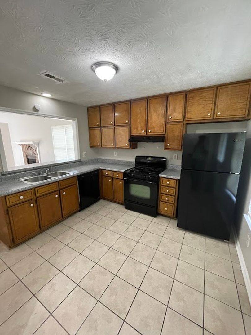 Apartment for rent at 105 Fruitwood Trace, Riverdale, GA 30296