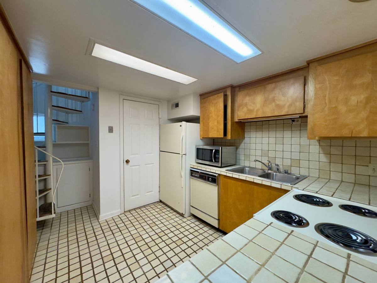 Townhouse for rent at 657 Dover St, Baltimore, MD 21230