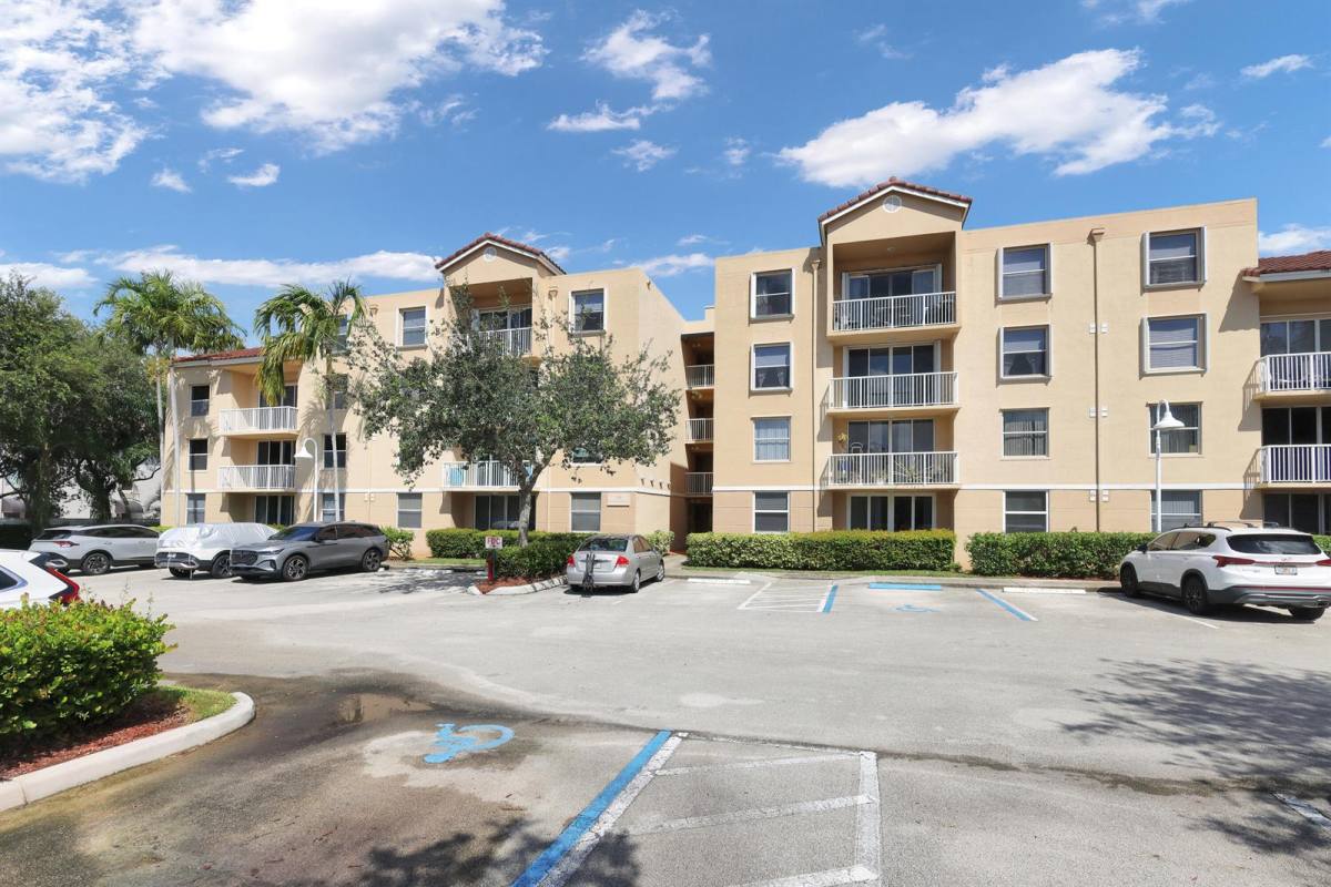 Apartment for rent at 529 E Sheridan St, Dania, FL 33004