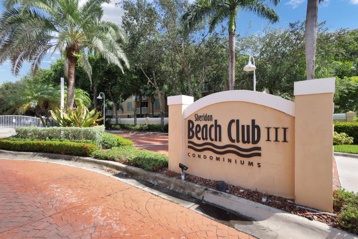 Apartment for rent at 529 E Sheridan St, Dania, FL 33004