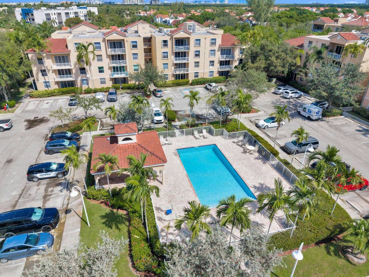 Apartment for rent at 529 E Sheridan St, Dania, FL 33004