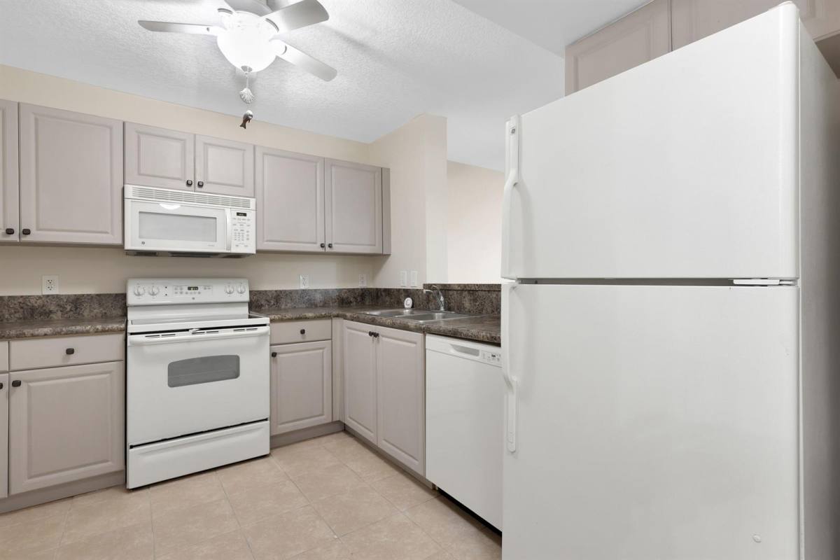 Apartment for rent at 529 E Sheridan St, Dania, FL 33004