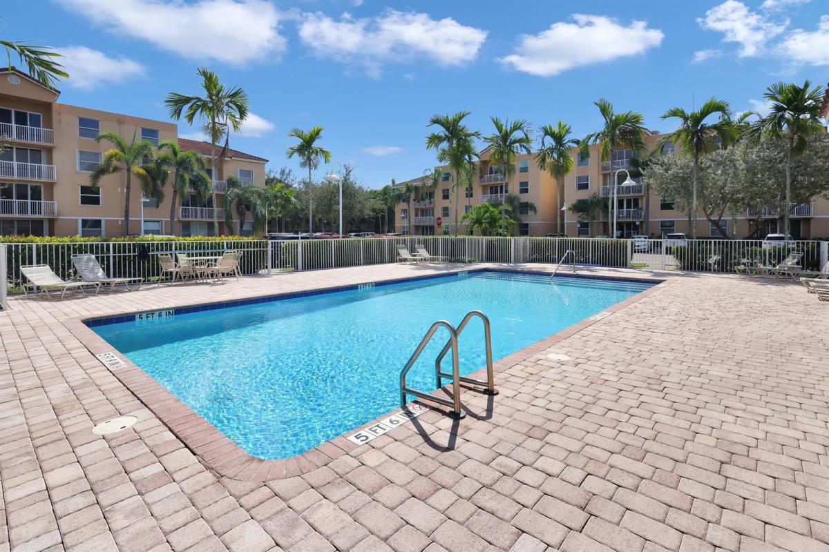 Apartment for rent at 529 E Sheridan St, Dania, FL 33004