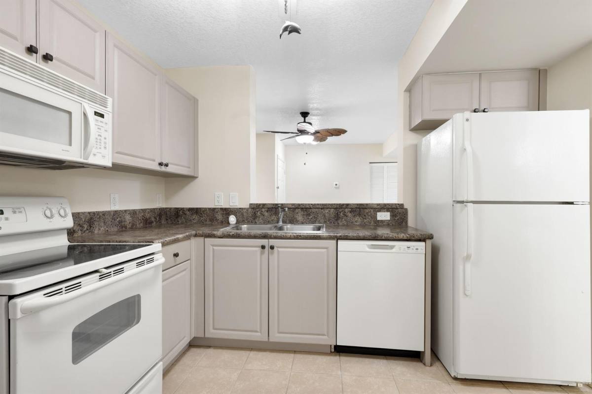 Apartment for rent at 529 E Sheridan St, Dania, FL 33004