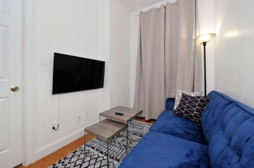 Apartment for rent at 1007 Lexington Ave #4F, New York, NY 10021