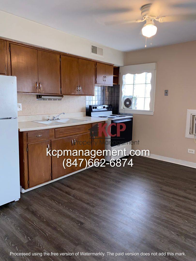Apartment for rent at 821 W Greenwood, Waukegan, IL 60087
