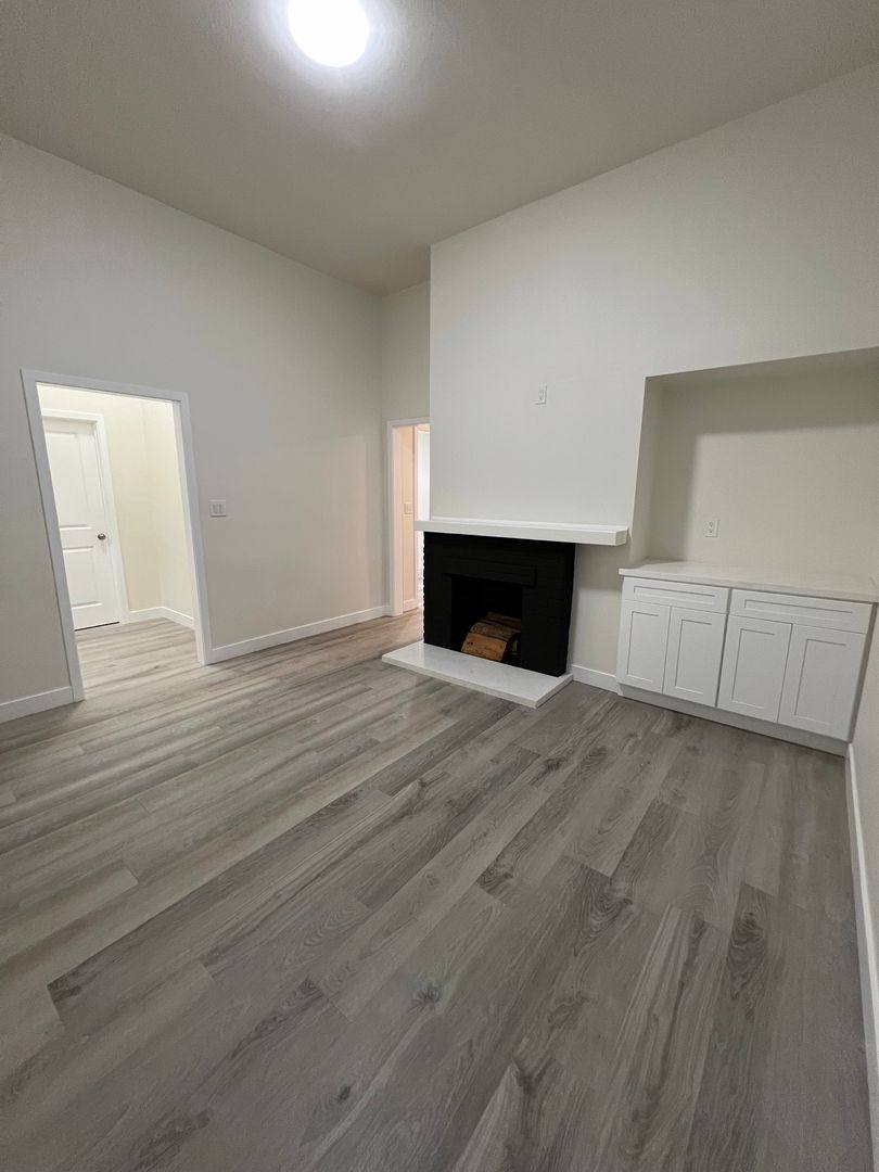 Apartment for rent at 617 W 76th St, Los Angeles, CA 90044