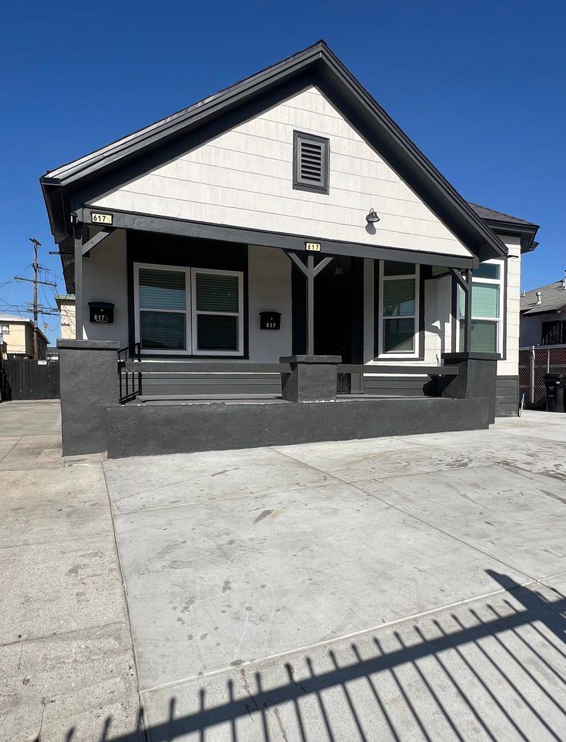 Apartment for rent at 617 W 76th St, Los Angeles, CA 90044
