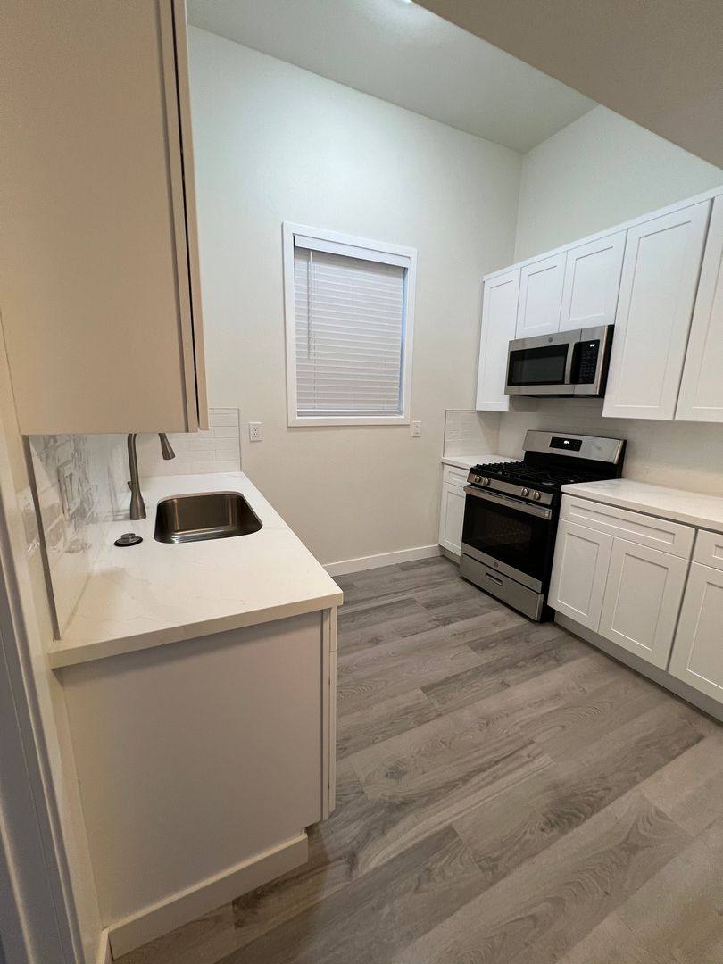 Apartment for rent at 617 W 76th St, Los Angeles, CA 90044