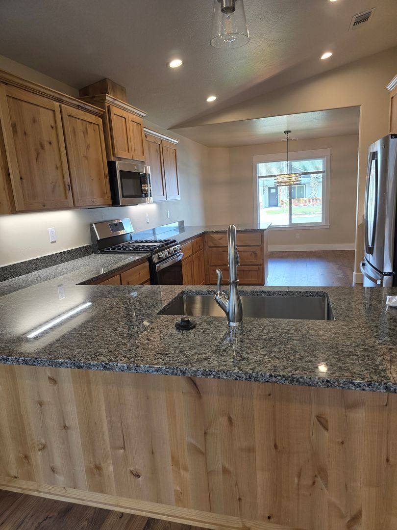 House for rent at 2941 Naples Dr, Grants Pass, OR 97527
