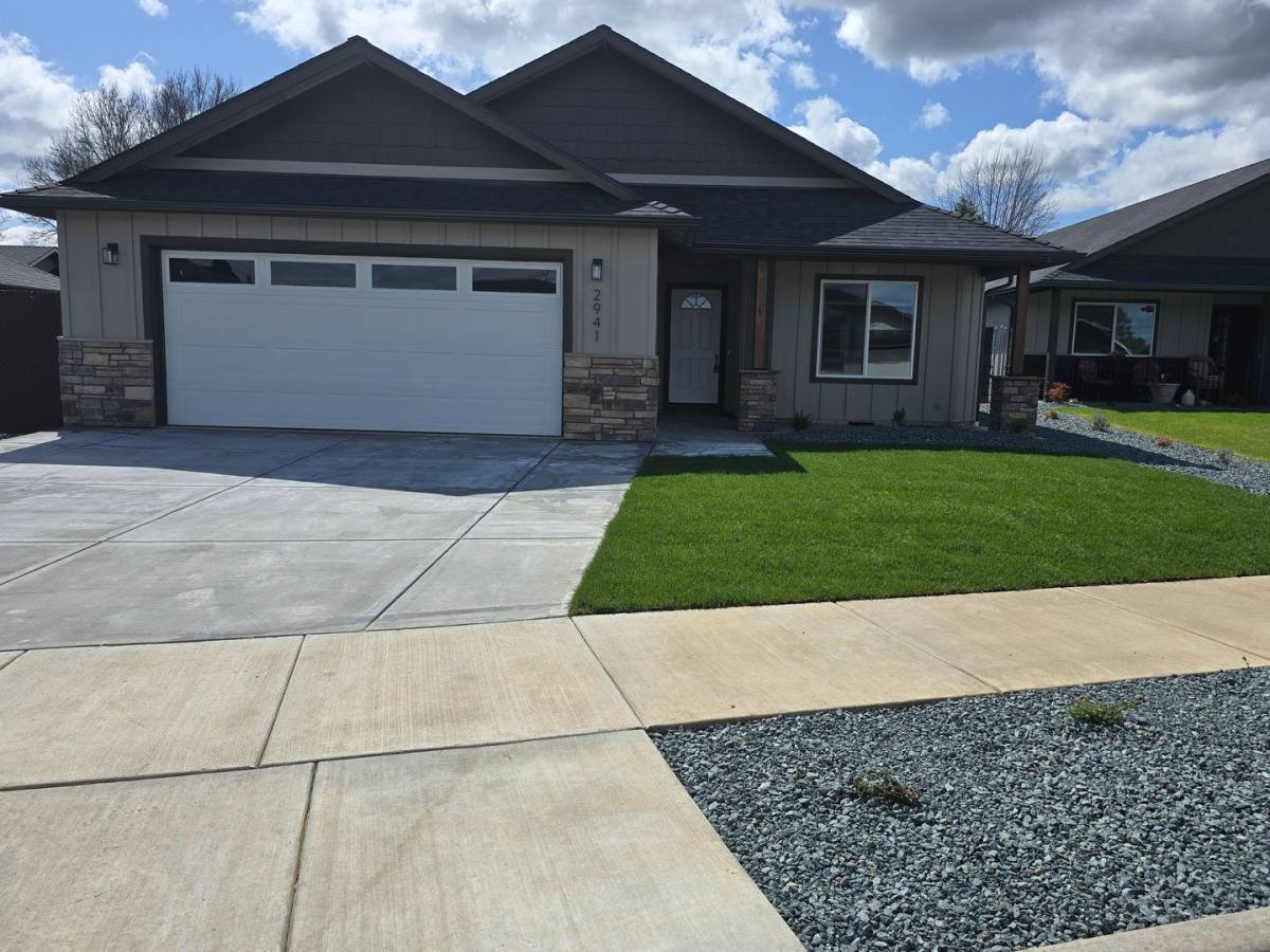 House for rent at 2941 Naples Dr, Grants Pass, OR 97527