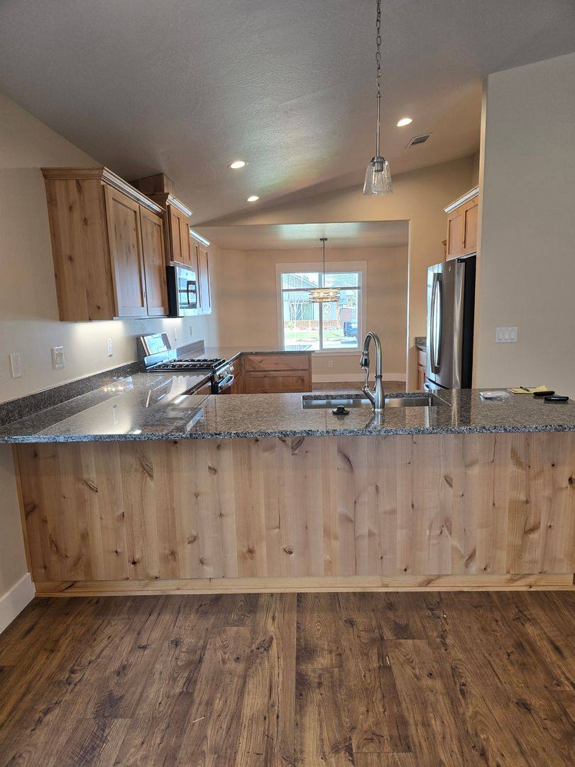 House for rent at 2941 Naples Dr, Grants Pass, OR 97527