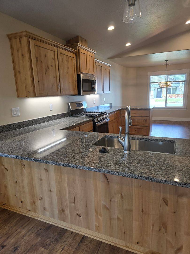 House for rent at 2941 Naples Dr, Grants Pass, OR 97527