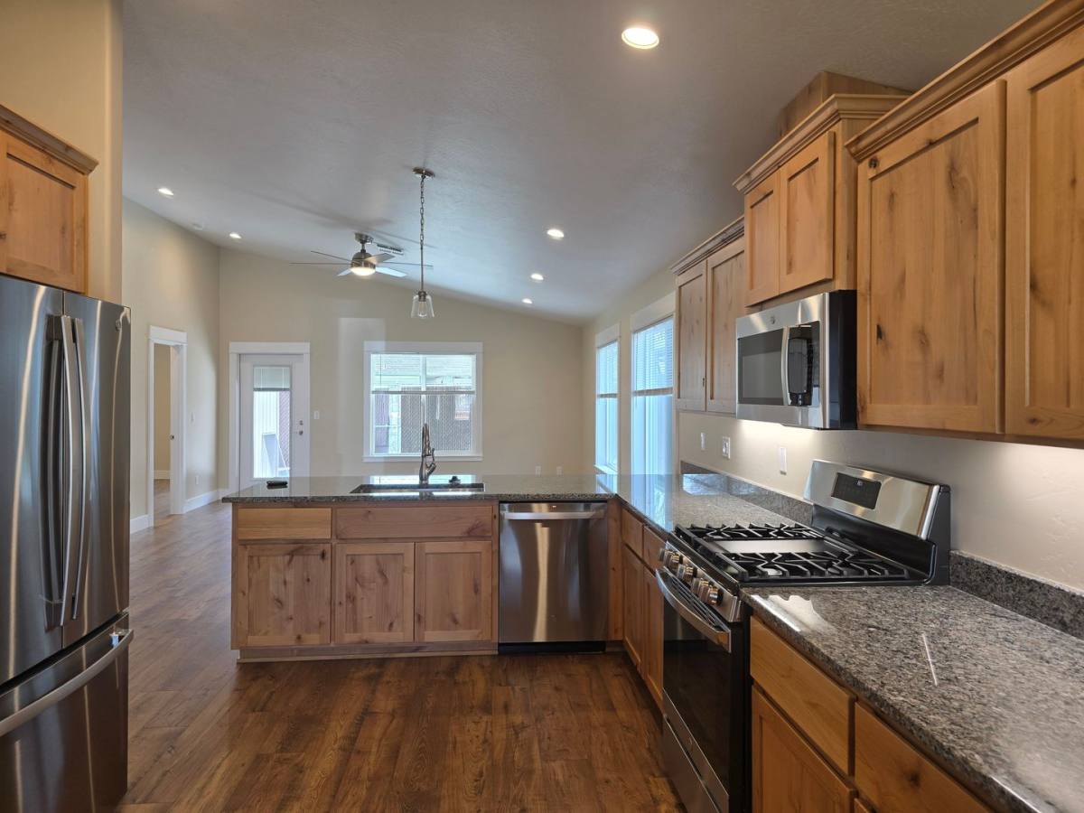House for rent at 2941 Naples Dr, Grants Pass, OR 97527