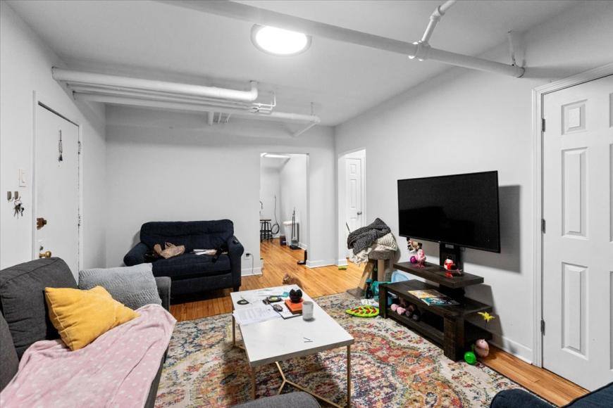 Apartment for rent at 652 W Oakdale #G, Chicago, IL 60657