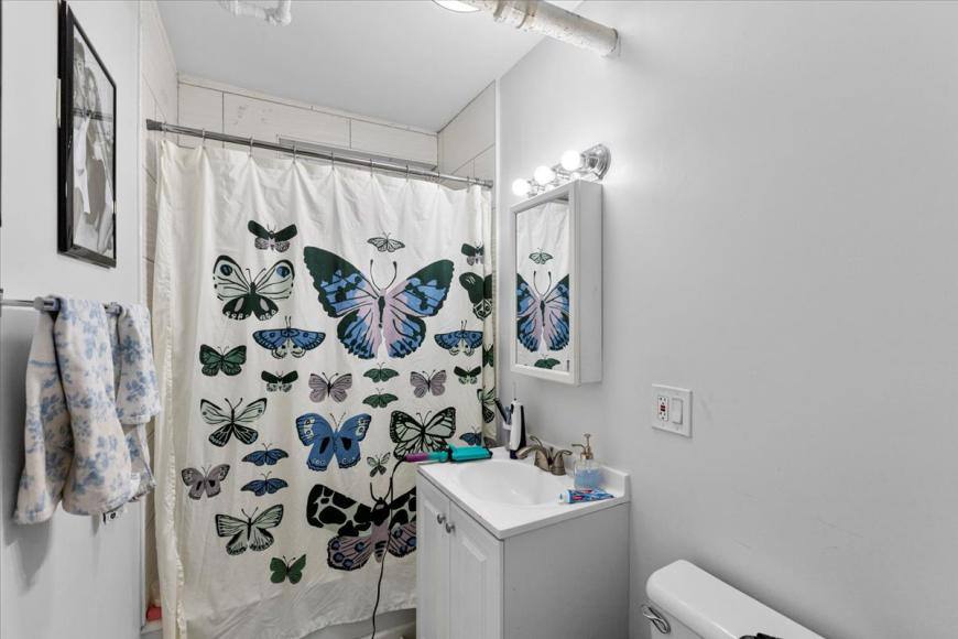 Apartment for rent at 652 W Oakdale #G, Chicago, IL 60657