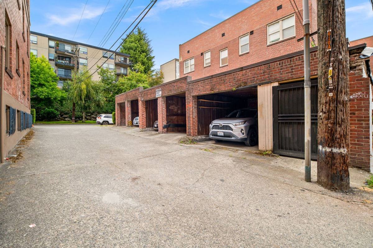 Apartment for rent at 633 4th Ave W, Seattle, WA 98119