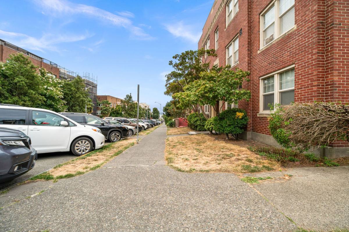 Apartment for rent at 633 4th Ave W, Seattle, WA 98119