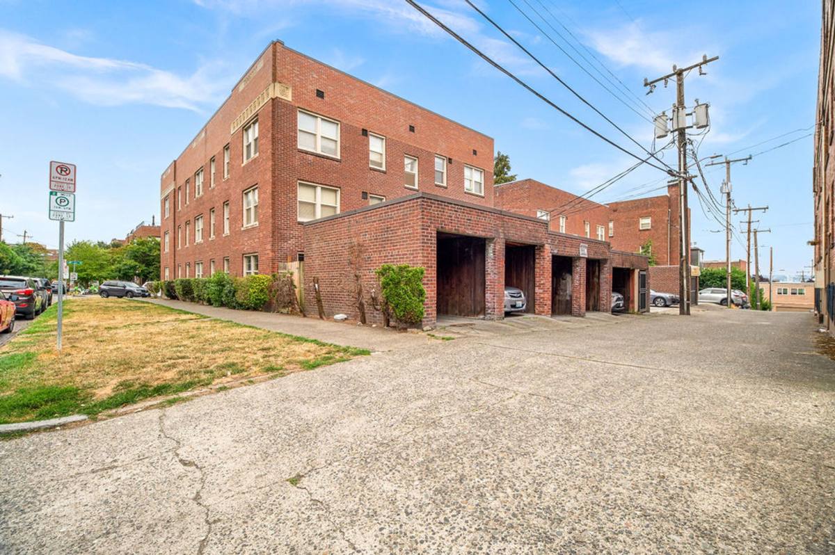 Apartment for rent at 633 4th Ave W, Seattle, WA 98119