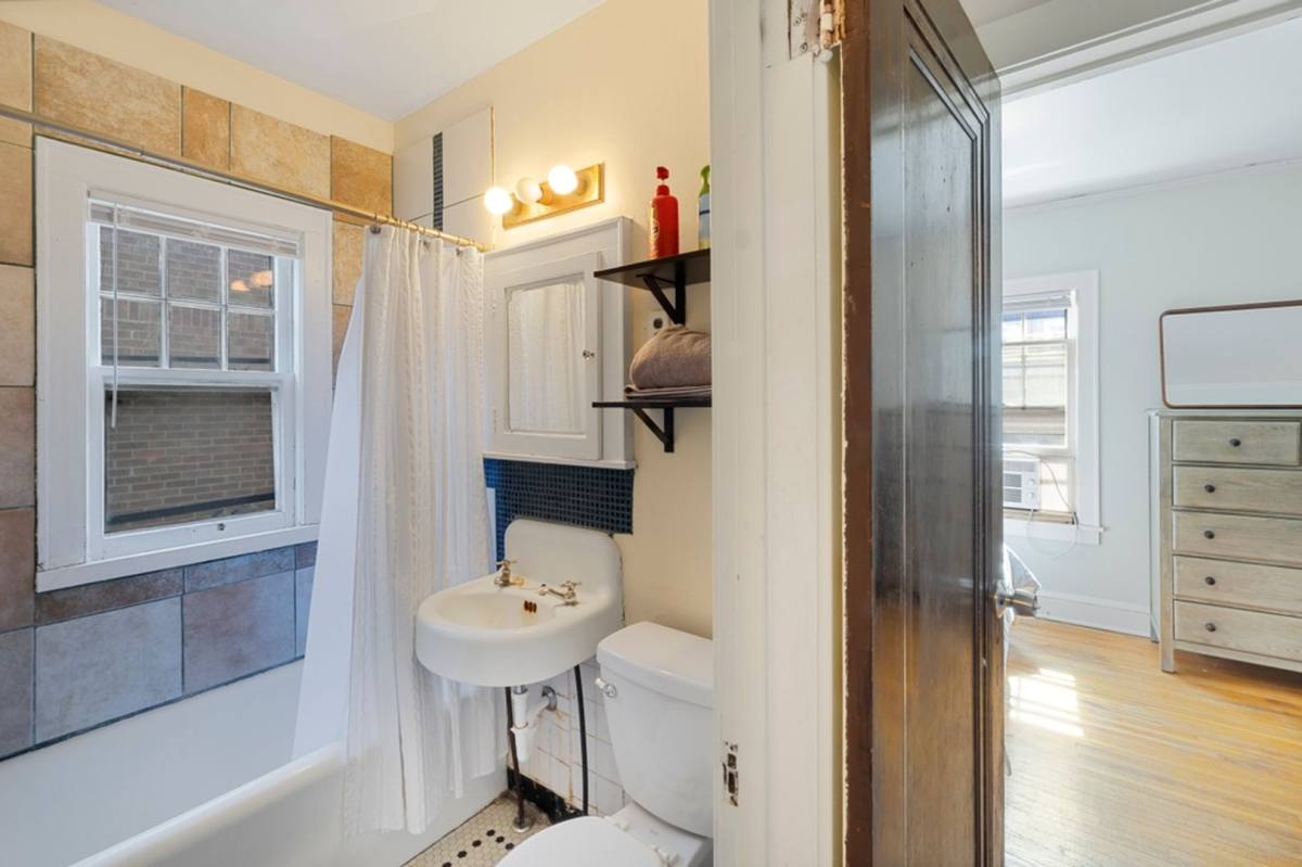 Apartment for rent at 201 27th St E, Minneapolis, MN 55408