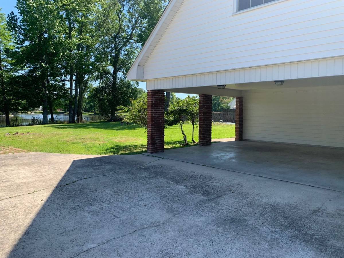Apartment for rent at 866 W Lakeview Dr, Baton Rouge, LA 70810