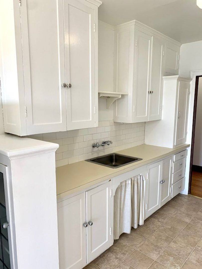 Apartment for rent at 903 Bellevue Place E, Seattle, WA 98102