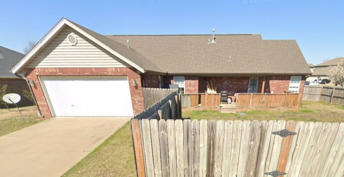 House for rent at 667 N Meadowlands Dr, Fayetteville, AR 72704