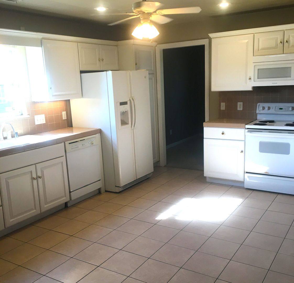 House for rent at 667 N Meadowlands Dr, Fayetteville, AR 72704