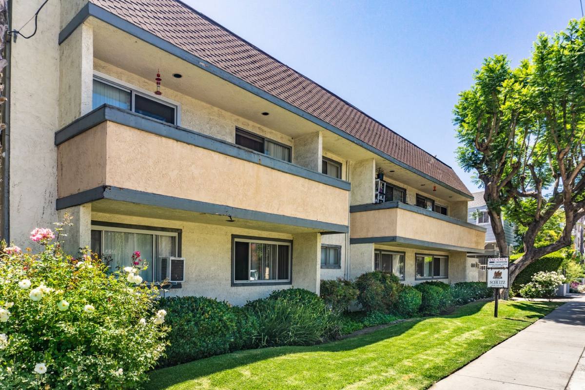 Apartment for rent at 4760 Kester Ave, Sherman Oaks, CA 91403
