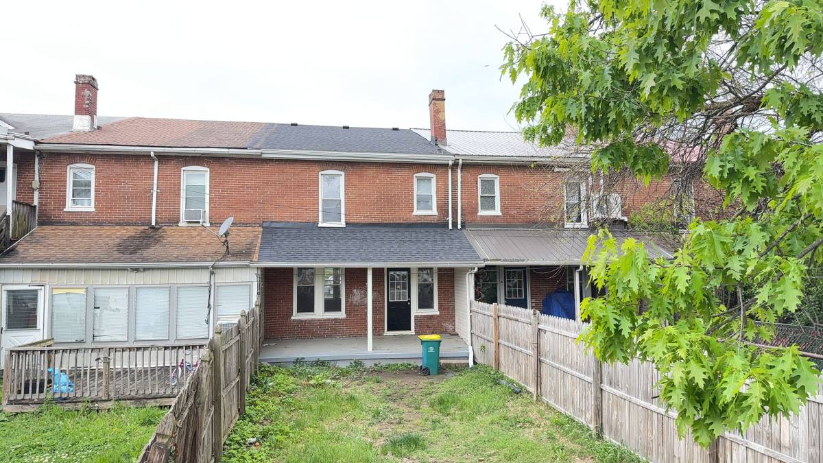 Townhouse for rent at 410 Wolf Ave, Chambersburg, PA 17201
