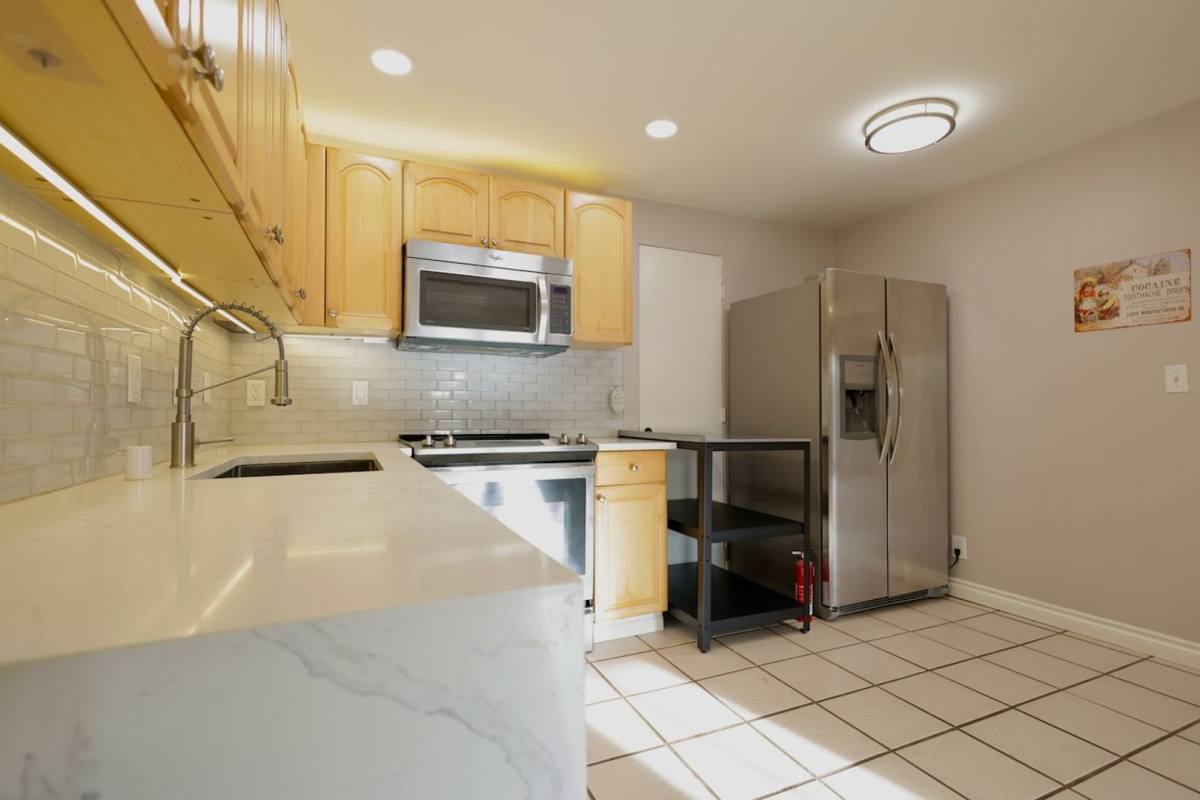 Townhouse for rent at 17305 Dayton Ave N, Seattle, WA 98133